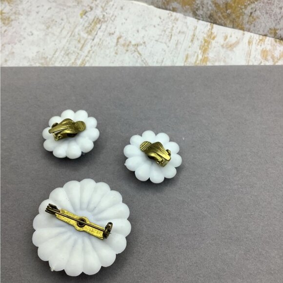 Vintage Celluloid Blue and White Floral Brooch and clip Earring Set - Picture 4 of 4